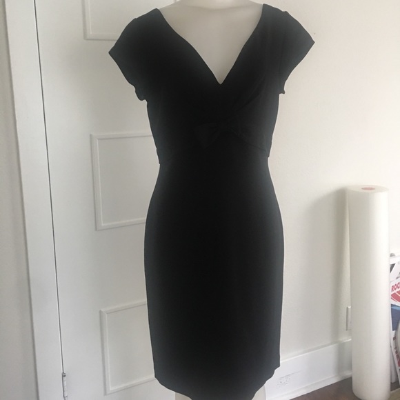 Bloomingdale's Dresses & Skirts - Super flattering classic little black dress